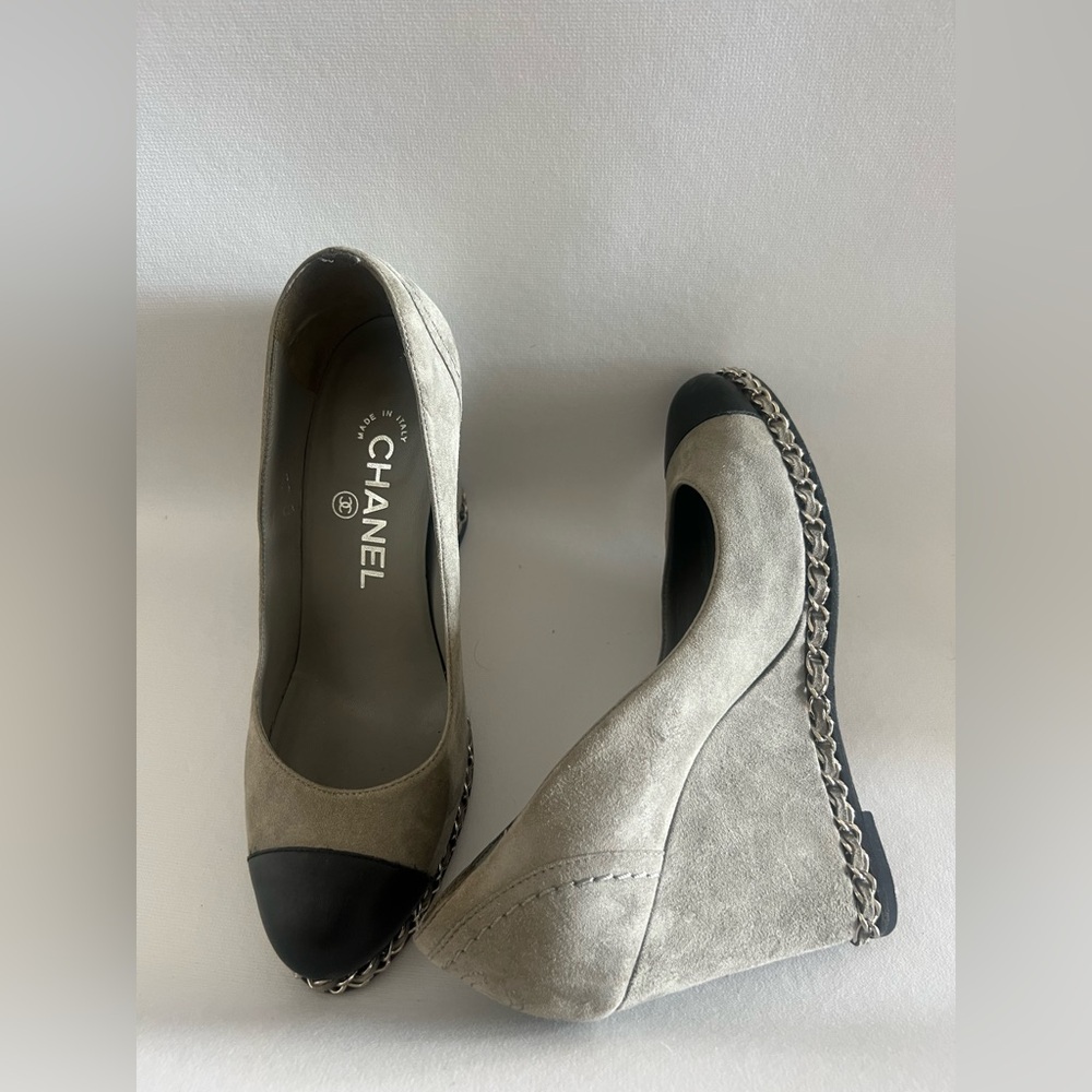 Chanel Interlocking Cc Suede Pump - image 1